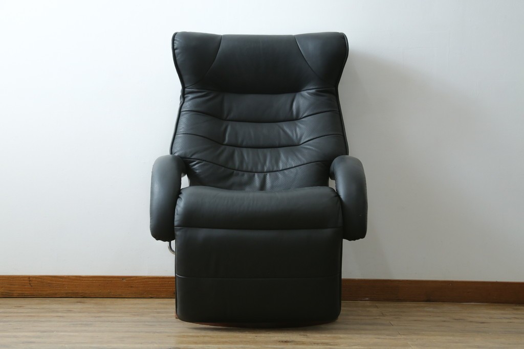 中古　美品　本革シート　オットマン一体型でゆったりとくつろげるリクライニングチェア　(R-087695)