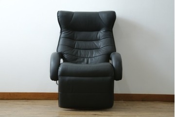 中古　美品　本革シート　オットマン一体型でゆったりとくつろげるリクライニングチェア　(R-087695)