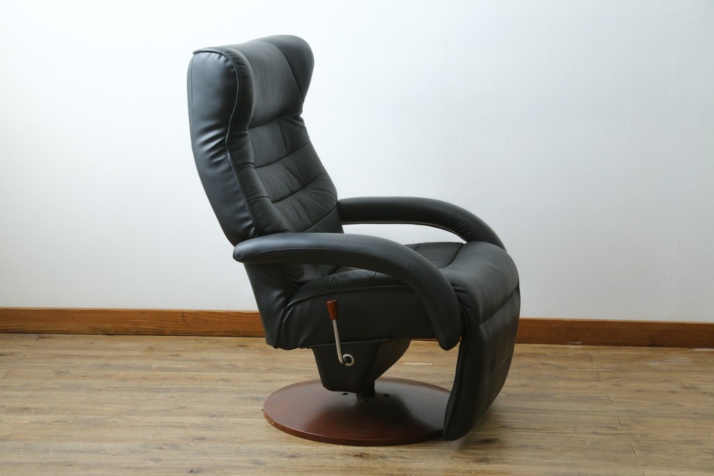 中古　美品　本革シート　オットマン一体型でゆったりとくつろげるリクライニングチェア　(R-087695)