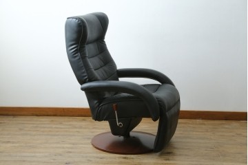 中古　美品　本革シート　オットマン一体型でゆったりとくつろげるリクライニングチェア　(R-087695)