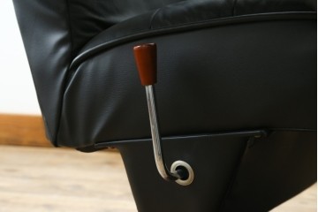 中古　美品　本革シート　オットマン一体型でゆったりとくつろげるリクライニングチェア　(R-087695)