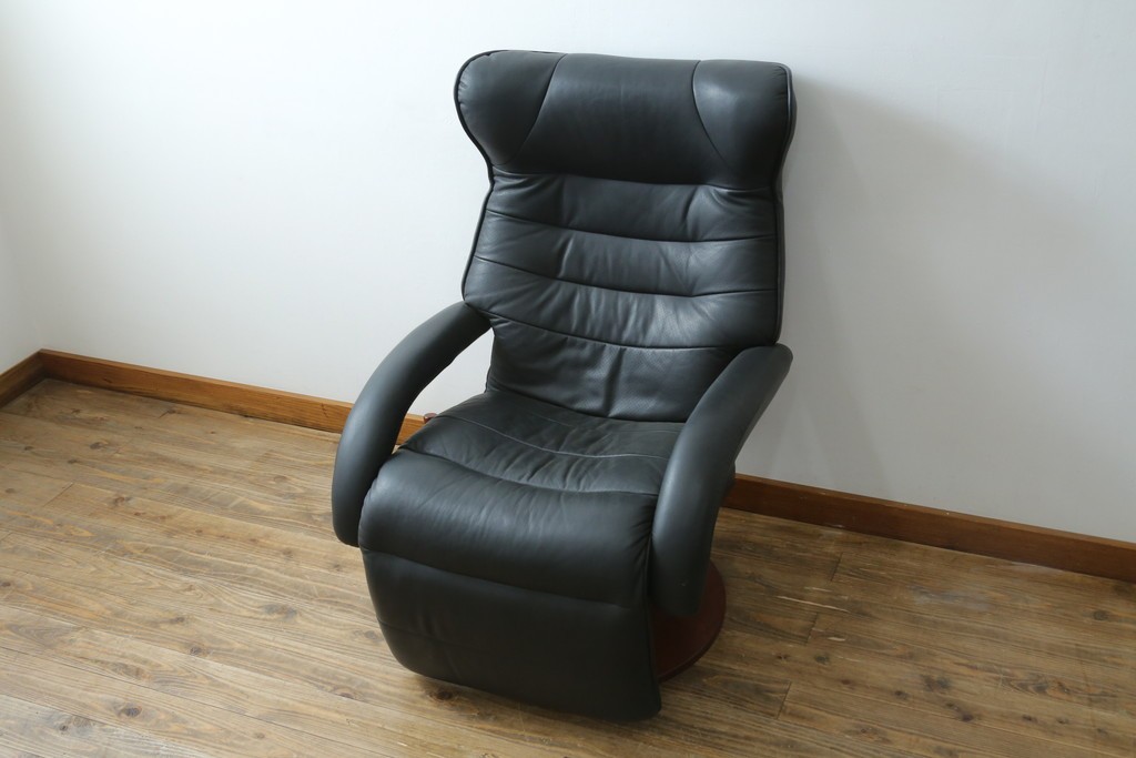 中古　美品　本革シート　オットマン一体型でゆったりとくつろげるリクライニングチェア　(R-087695)
