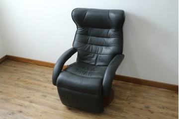 中古　美品　本革シート　オットマン一体型でゆったりとくつろげるリクライニングチェア　(R-087695)