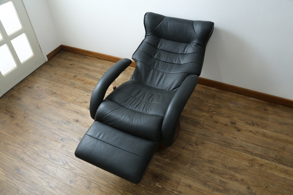 中古　美品　本革シート　オットマン一体型でゆったりとくつろげるリクライニングチェア　(R-087695)