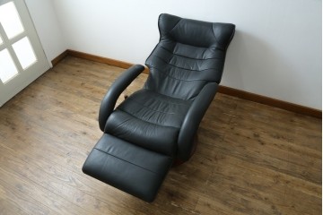 中古　美品　本革シート　オットマン一体型でゆったりとくつろげるリクライニングチェア　(R-087695)