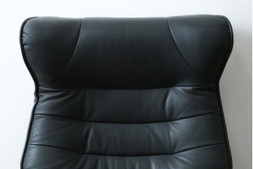 中古　美品　本革シート　オットマン一体型でゆったりとくつろげるリクライニングチェア　(R-087695)