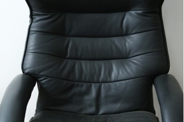 中古　美品　本革シート　オットマン一体型でゆったりとくつろげるリクライニングチェア　(R-087695)