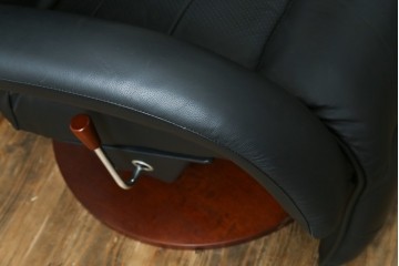 中古　美品　本革シート　オットマン一体型でゆったりとくつろげるリクライニングチェア　(R-087695)