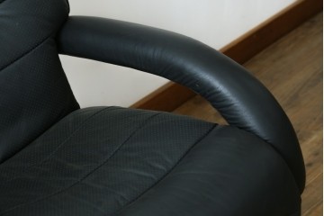 中古　美品　本革シート　オットマン一体型でゆったりとくつろげるリクライニングチェア　(R-087695)