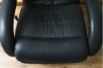 中古　美品　本革シート　オットマン一体型でゆったりとくつろげるリクライニングチェア　(R-087695)