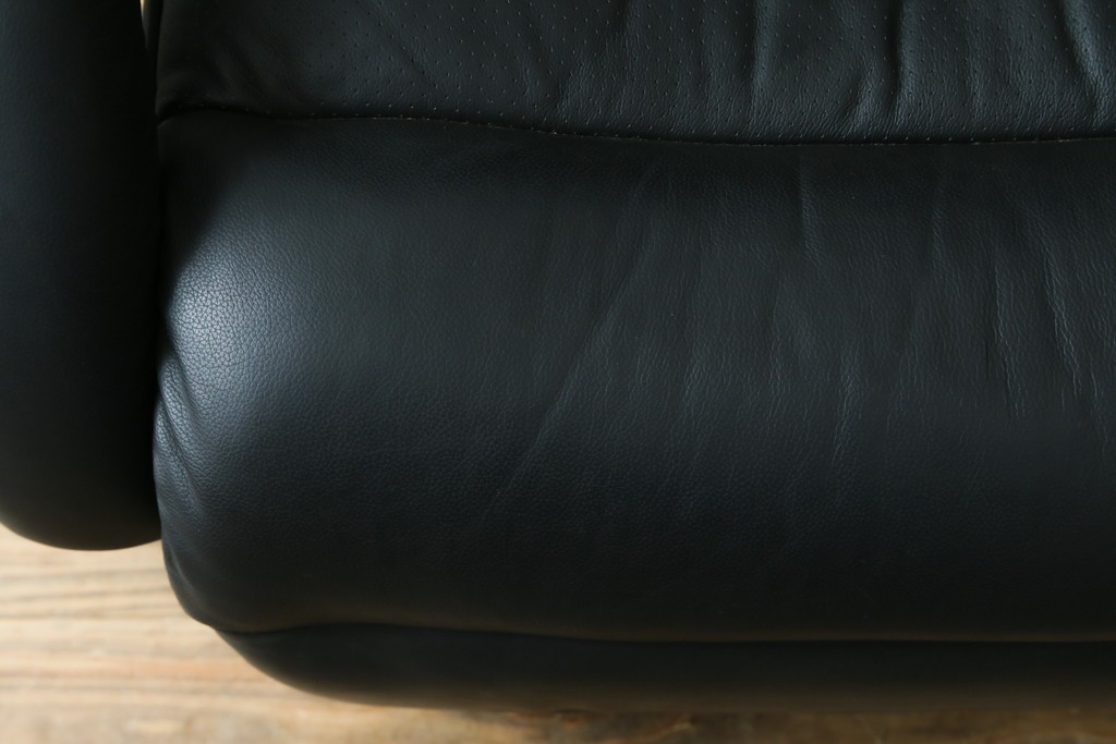 中古　美品　本革シート　オットマン一体型でゆったりとくつろげるリクライニングチェア　(R-087695)