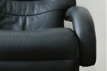 中古　美品　本革シート　オットマン一体型でゆったりとくつろげるリクライニングチェア　(R-087695)