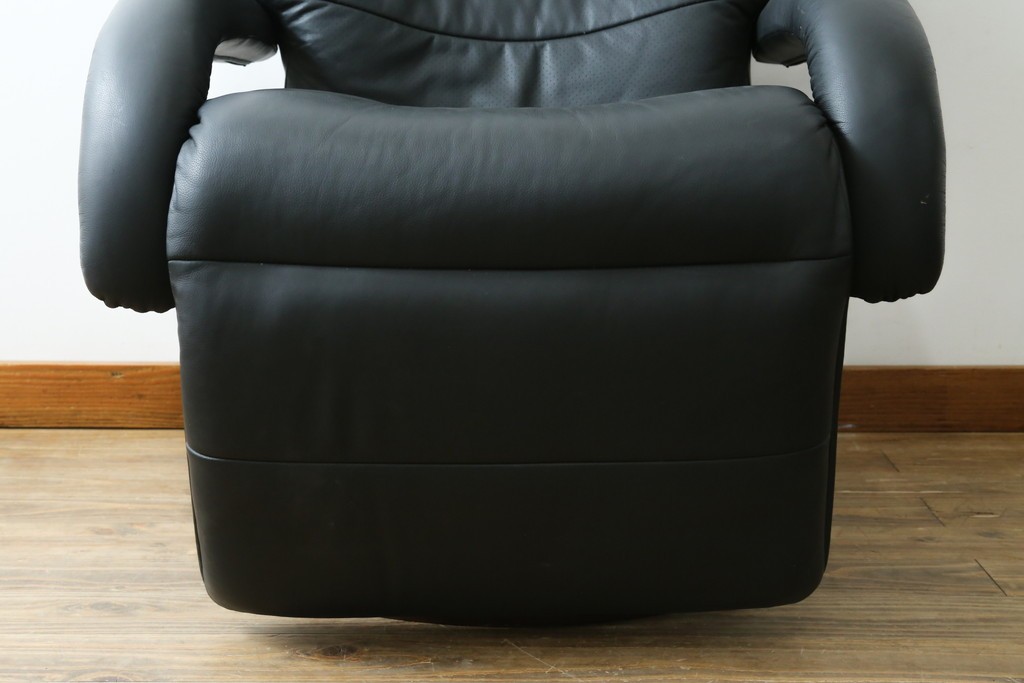 中古　美品　本革シート　オットマン一体型でゆったりとくつろげるリクライニングチェア　(R-087695)