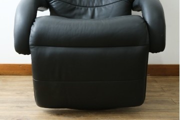 中古　美品　本革シート　オットマン一体型でゆったりとくつろげるリクライニングチェア　(R-087695)