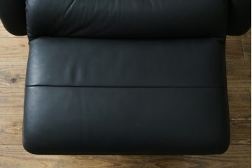 中古　美品　本革シート　オットマン一体型でゆったりとくつろげるリクライニングチェア　(R-087695)