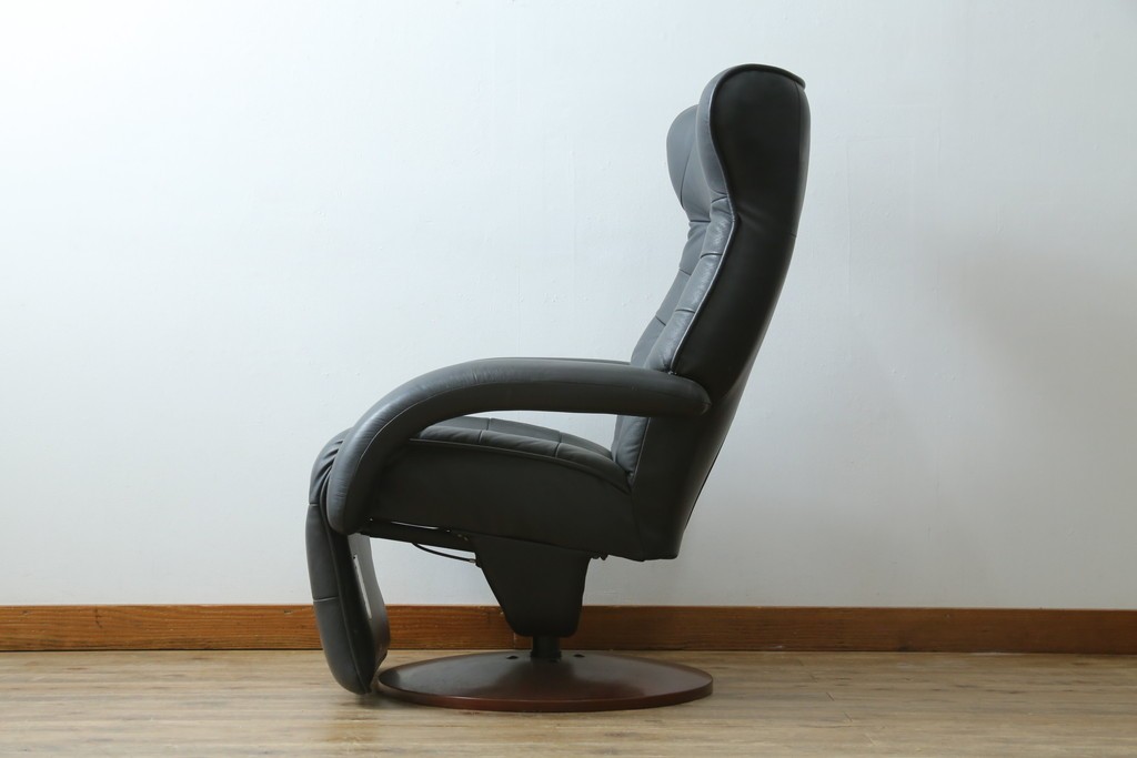 中古　美品　本革シート　オットマン一体型でゆったりとくつろげるリクライニングチェア　(R-087695)