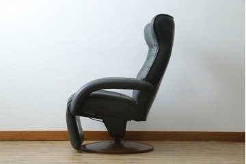 中古　美品　本革シート　オットマン一体型でゆったりとくつろげるリクライニングチェア　(R-087695)