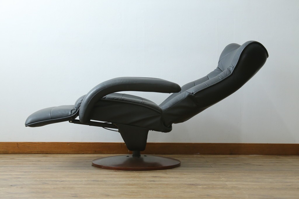 中古　美品　本革シート　オットマン一体型でゆったりとくつろげるリクライニングチェア　(R-087695)