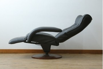 中古　美品　本革シート　オットマン一体型でゆったりとくつろげるリクライニングチェア　(R-087695)
