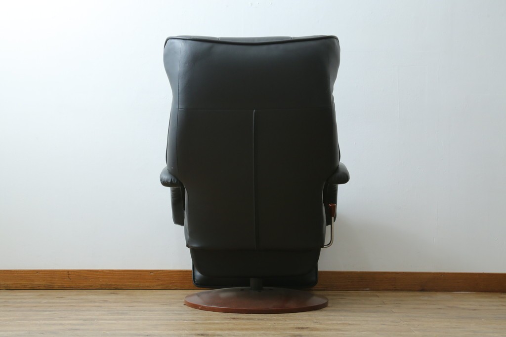 中古　美品　本革シート　オットマン一体型でゆったりとくつろげるリクライニングチェア　(R-087695)