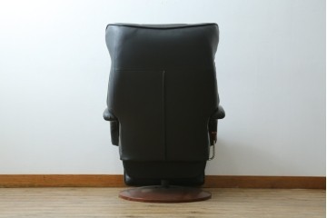 中古　美品　本革シート　オットマン一体型でゆったりとくつろげるリクライニングチェア　(R-087695)