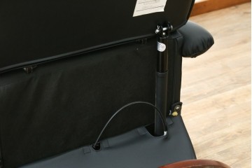 中古　美品　本革シート　オットマン一体型でゆったりとくつろげるリクライニングチェア　(R-087695)