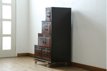 中古　職人手作り　希少な廃番品　民芸城山　朱と黒の濃淡が美しい一閑張りの階段箪笥　(R-087697)