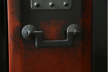 中古　職人手作り　希少な廃番品　民芸城山　朱と黒の濃淡が美しい一閑張りの階段箪笥　(R-087697)