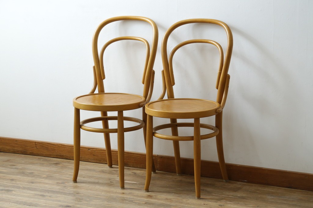 中古　美品　希少な廃番品　秋田木工　Stellamia Branche(ステラミア・ブランチ)シリーズ　座面にエンボス加工を施した軽やかな曲木細工のチェア2脚セット　(R-087698)