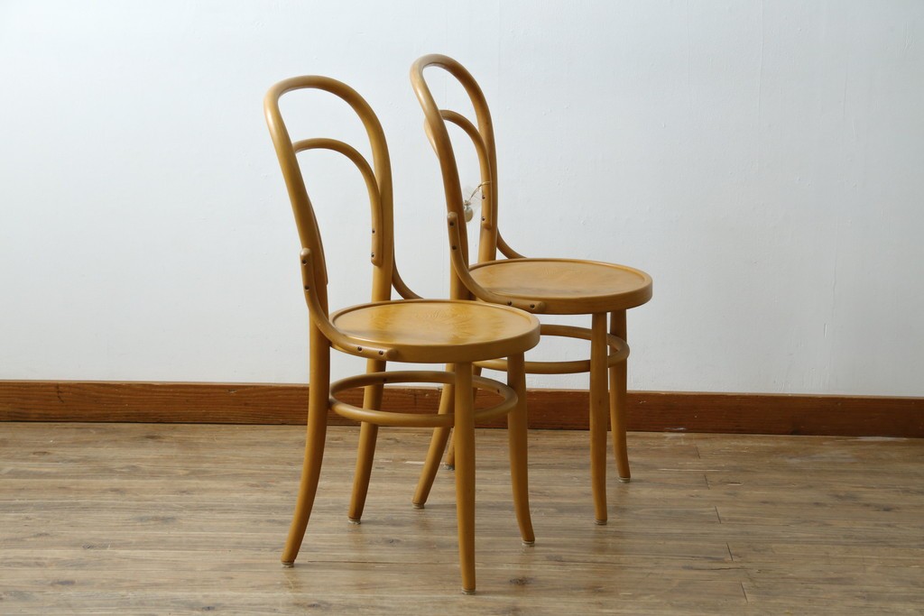 中古　美品　希少な廃番品　秋田木工　Stellamia Branche(ステラミア・ブランチ)シリーズ　座面にエンボス加工を施した軽やかな曲木細工のチェア2脚セット　(R-087698)