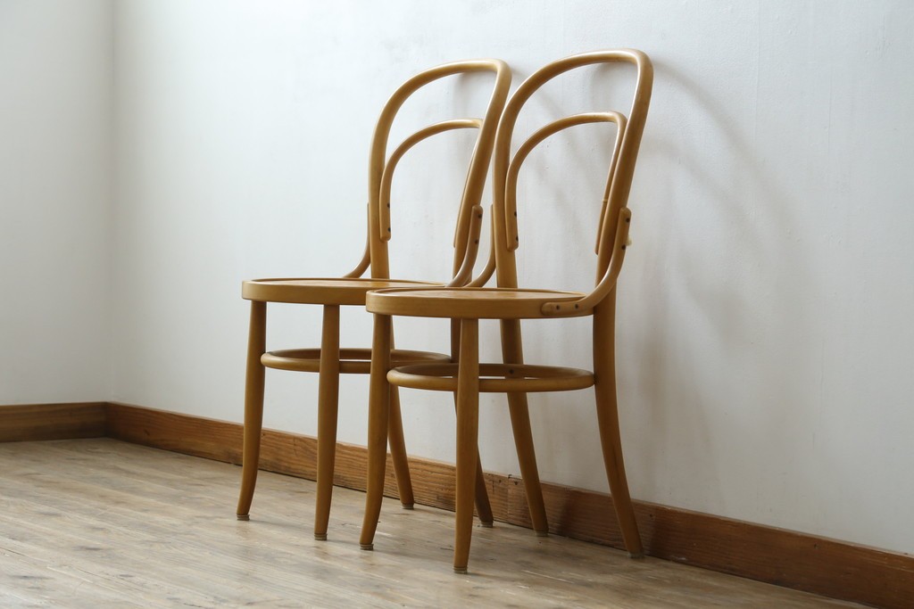 中古　美品　希少な廃番品　秋田木工　Stellamia Branche(ステラミア・ブランチ)シリーズ　座面にエンボス加工を施した軽やかな曲木細工のチェア2脚セット　(R-087698)