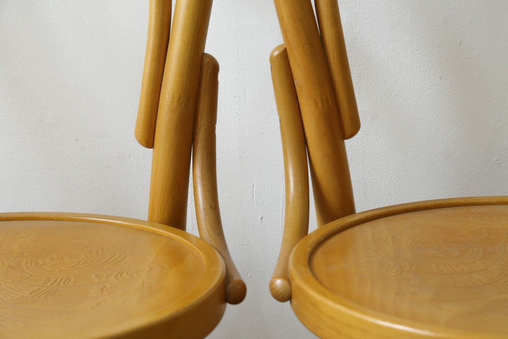 中古　美品　希少な廃番品　秋田木工　Stellamia Branche(ステラミア・ブランチ)シリーズ　座面にエンボス加工を施した軽やかな曲木細工のチェア2脚セット　(R-087698)