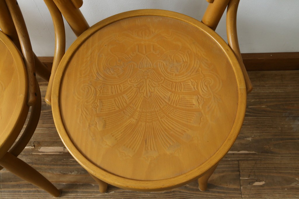 中古　美品　希少な廃番品　秋田木工　Stellamia Branche(ステラミア・ブランチ)シリーズ　座面にエンボス加工を施した軽やかな曲木細工のチェア2脚セット　(R-087698)