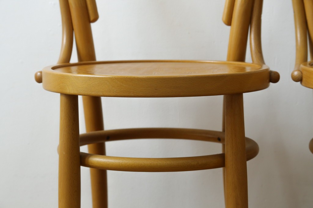 中古　美品　希少な廃番品　秋田木工　Stellamia Branche(ステラミア・ブランチ)シリーズ　座面にエンボス加工を施した軽やかな曲木細工のチェア2脚セット　(R-087698)