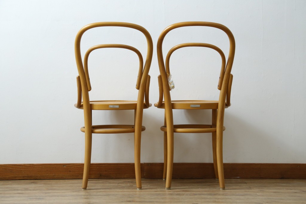 中古　美品　希少な廃番品　秋田木工　Stellamia Branche(ステラミア・ブランチ)シリーズ　座面にエンボス加工を施した軽やかな曲木細工のチェア2脚セット　(R-087698)