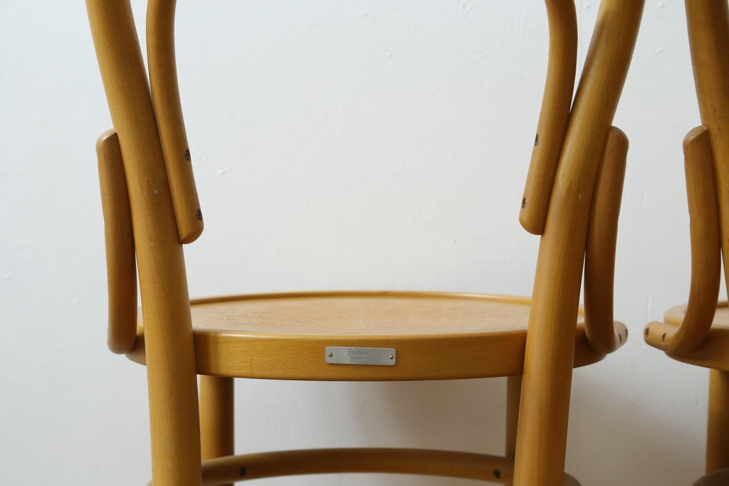 中古　美品　希少な廃番品　秋田木工　Stellamia Branche(ステラミア・ブランチ)シリーズ　座面にエンボス加工を施した軽やかな曲木細工のチェア2脚セット　(R-087698)