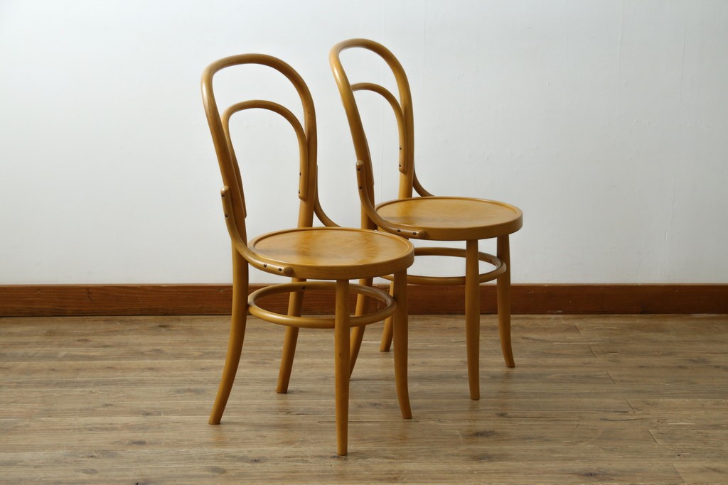中古　美品　希少な廃番品　秋田木工　Stellamia Branche(ステラミア・ブランチ)シリーズ　座面にエンボス加工を施した軽やかな曲木細工のチェア2脚セット　(R-087698)