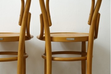 中古　美品　希少な廃番品　秋田木工　Stellamia Branche(ステラミア・ブランチ)シリーズ　座面にエンボス加工を施した軽やかな曲木細工のチェア2脚セット　(R-087698)