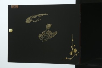 中古　美品　輪島塗　金彩・高蒔絵(梅・雀)　希少な朱塗りの飾り棚　定価約350万円　(R-087699)