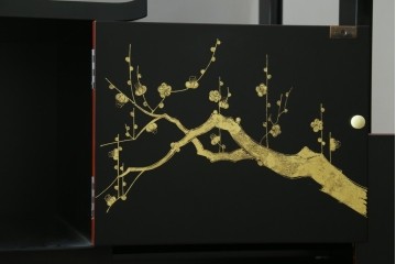 中古　美品　輪島塗　金彩・高蒔絵(梅・雀)　希少な朱塗りの飾り棚　定価約350万円　(R-087699)