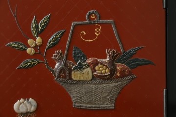 中古　美品　輪島塗　金彩・高蒔絵(梅・雀)　希少な朱塗りの飾り棚　定価約350万円　(R-087699)