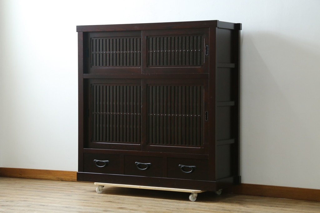 中古　美品　栗材　和モダン薫る格子デザインの水屋箪笥　(R-087700)