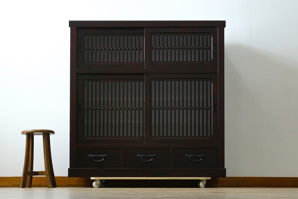 中古　美品　栗材　和モダン薫る格子デザインの水屋箪笥　(R-087700)