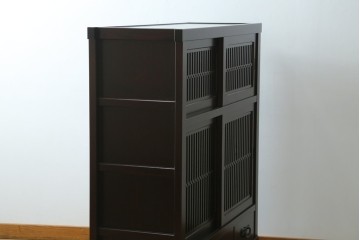 中古　美品　栗材　和モダン薫る格子デザインの水屋箪笥　(R-087700)