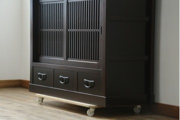 中古　美品　栗材　和モダン薫る格子デザインの水屋箪笥　(R-087700)