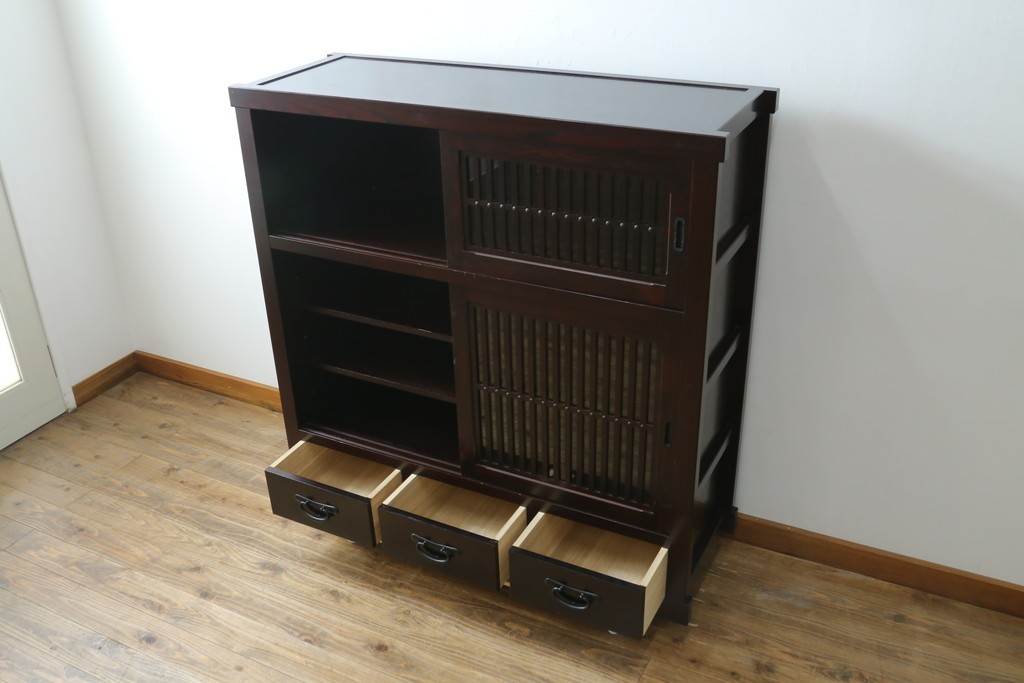 中古　美品　栗材　和モダン薫る格子デザインの水屋箪笥　(R-087700)