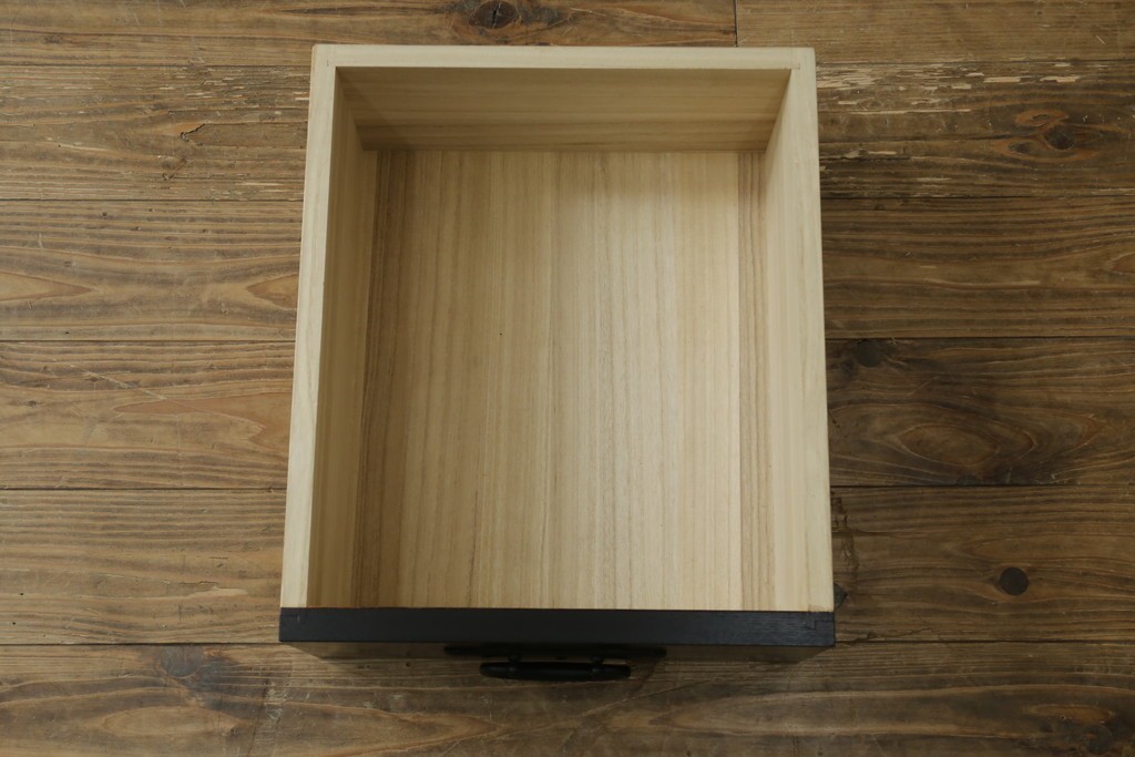 中古　美品　栗材　和モダン薫る格子デザインの水屋箪笥　(R-087700)