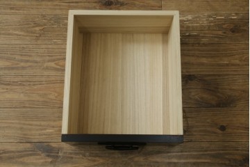 中古　美品　栗材　和モダン薫る格子デザインの水屋箪笥　(R-087700)