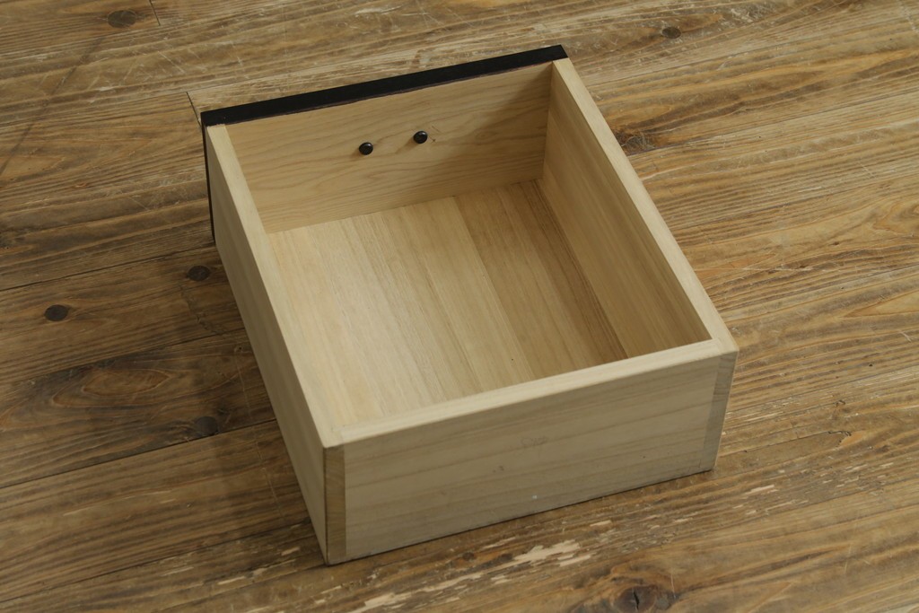 中古　美品　栗材　和モダン薫る格子デザインの水屋箪笥　(R-087700)