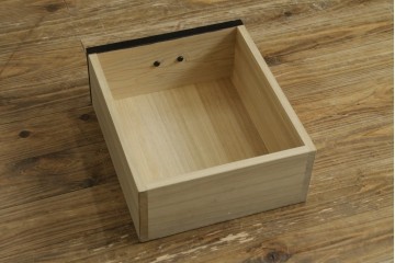 中古　美品　栗材　和モダン薫る格子デザインの水屋箪笥　(R-087700)